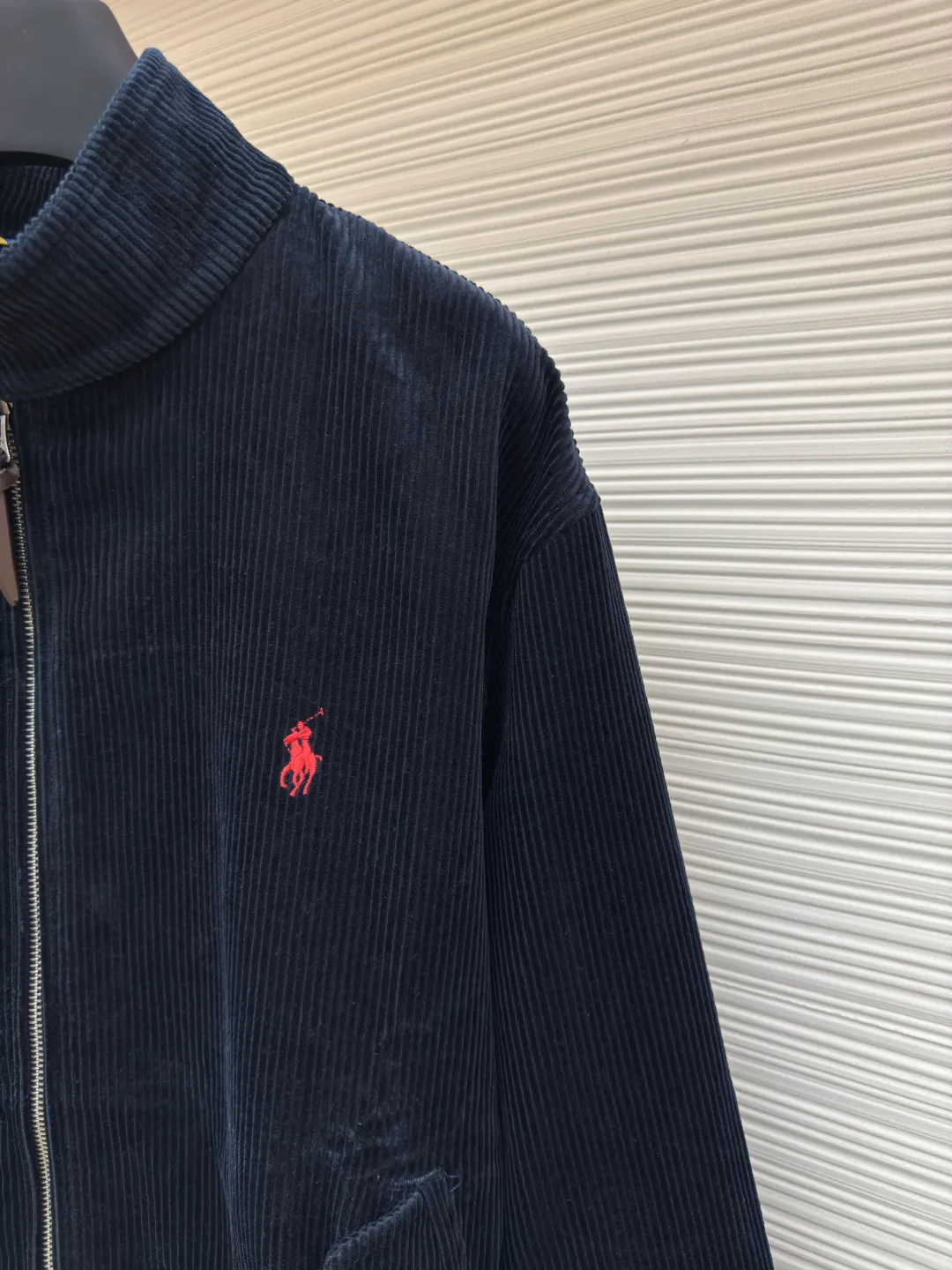 Ralph Lauren embroidered corduroy jacket ●Authentic product: Purchased and developed for 3990 ●Item number: 1680050-B55 ●Fabric: corduroy fabric ●Technology: Positioning cutting machine ●Version: Fitted version ●Weight: about 905 grams ●Size: S-M-L-XL ●Description: Customized wide-ribbed corduroy fabric with clear texture, excellent texture, comfortable and skin-friendly, elegantly presented with a touch of deep navy blue Low-key and luxurious. The exquisite red pony logo is embellished, igniting the overall vitality and passion. The stand-up collar design is simple and elegant. When the light falls, it shows subtle changes in luster and is intertwined with the undulations of the wide ribs. The jacket injects a vivid soul and has extremely high matching flexibility. Adopt imported machine embroidery technology, use advanced computer control system and precision mechanical components to achieve the iconic pony embroidery operation with high precision, smooth and delicate lines, and template machine to open the bag. The preset template guides the position, shape and size of the bag opening. The accuracy ensures the quality of the bag opening effect. The overall wiring is straight and delicate, the fabric is comfortable and soft, and the color is consistent without color difference. It can be matched with the same style to create a fashionable look and control various occasions. Customized accessories, complete with three standards, same style for men and women!